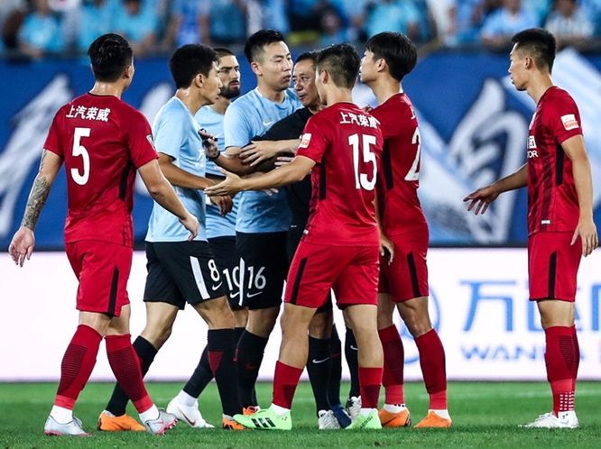 中国裁判被球员追着打,中国裁判足球裁判被打