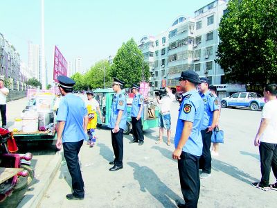 整治占道违停车辆占道经营不手软,违停车占道经营