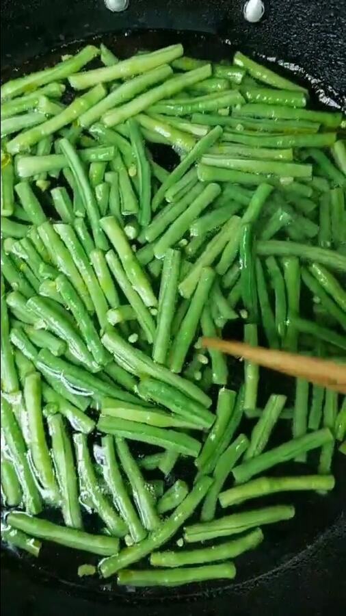 芝麻酱豇豆凉拌怎么做好吃又简单,生豇豆香菜辣椒凉拌做法大全家常