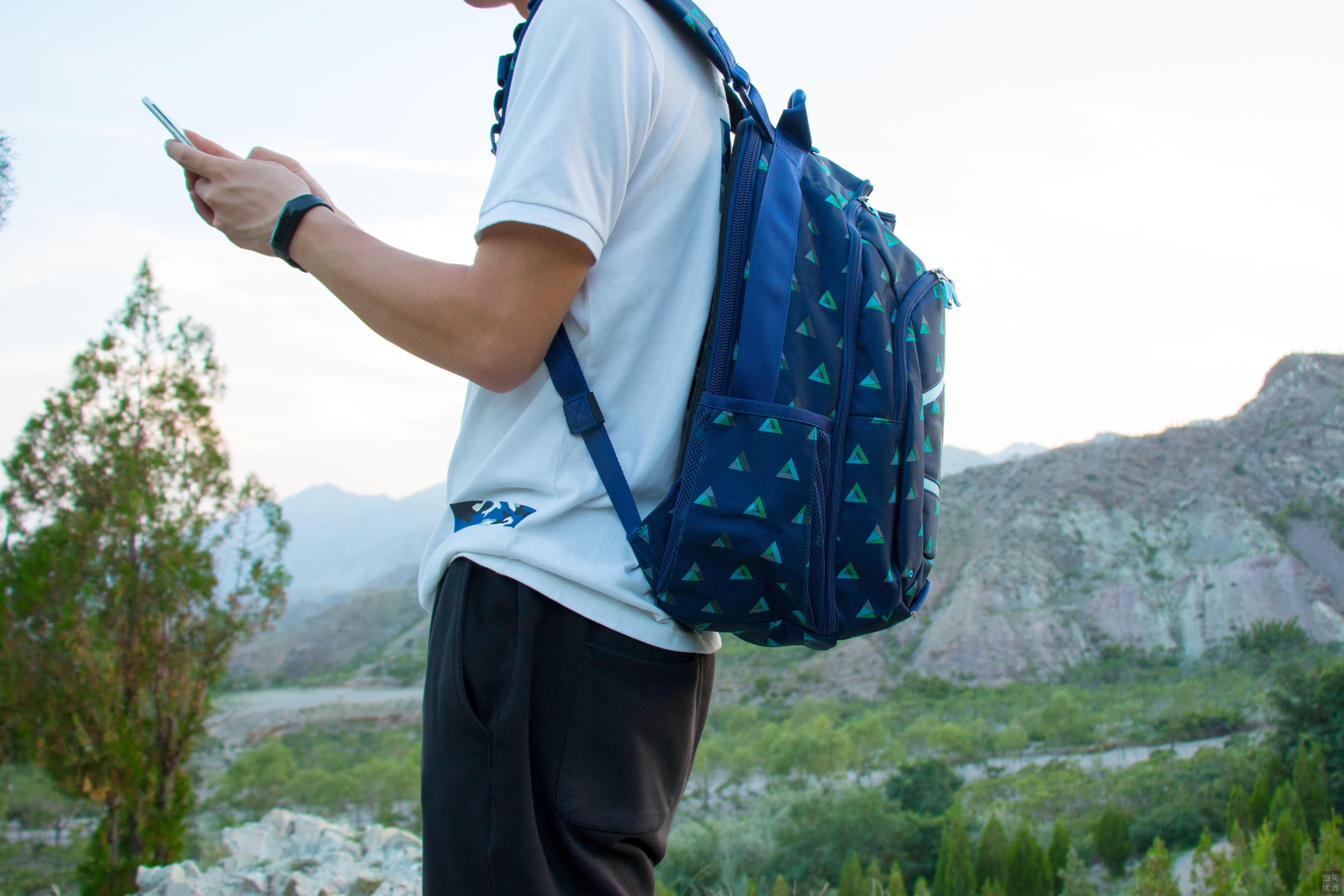 caselogic双肩电脑包防水吗,杰斯伯双肩包测评