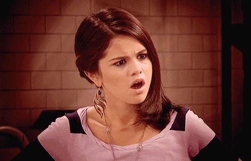 男生在女生的耳朵说悄悄话,男生跟女生耳语悄悄话