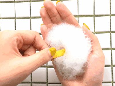 男生在女生的耳朵说悄悄话,男生和男生之间说悄悄话