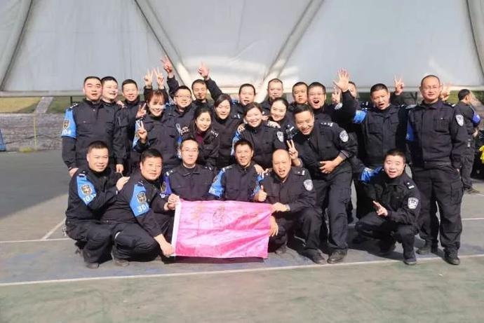 四川逃犯砍杀2警察：误以为仇人藏身派出所疯狂报复