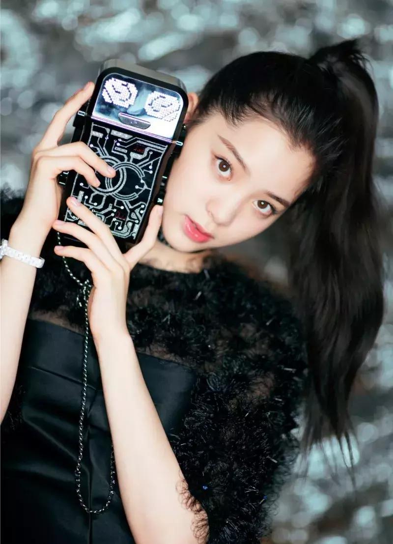 头发这样扎起来真好看,减龄发量少怎么扎头发