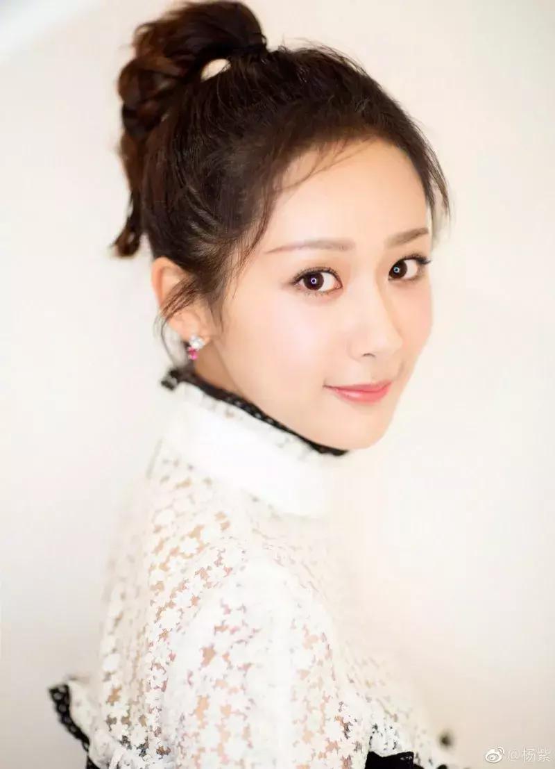 头发这样扎起来真好看,减龄发量少怎么扎头发