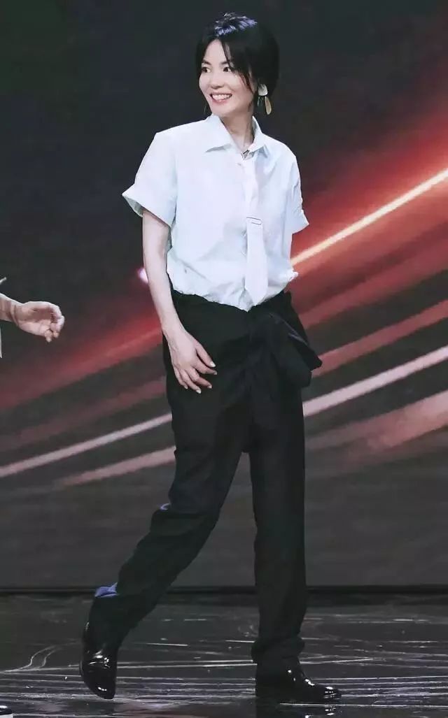 还记得你们吐槽过的Tiffany曲别针吗？王菲把它变成了耳环！