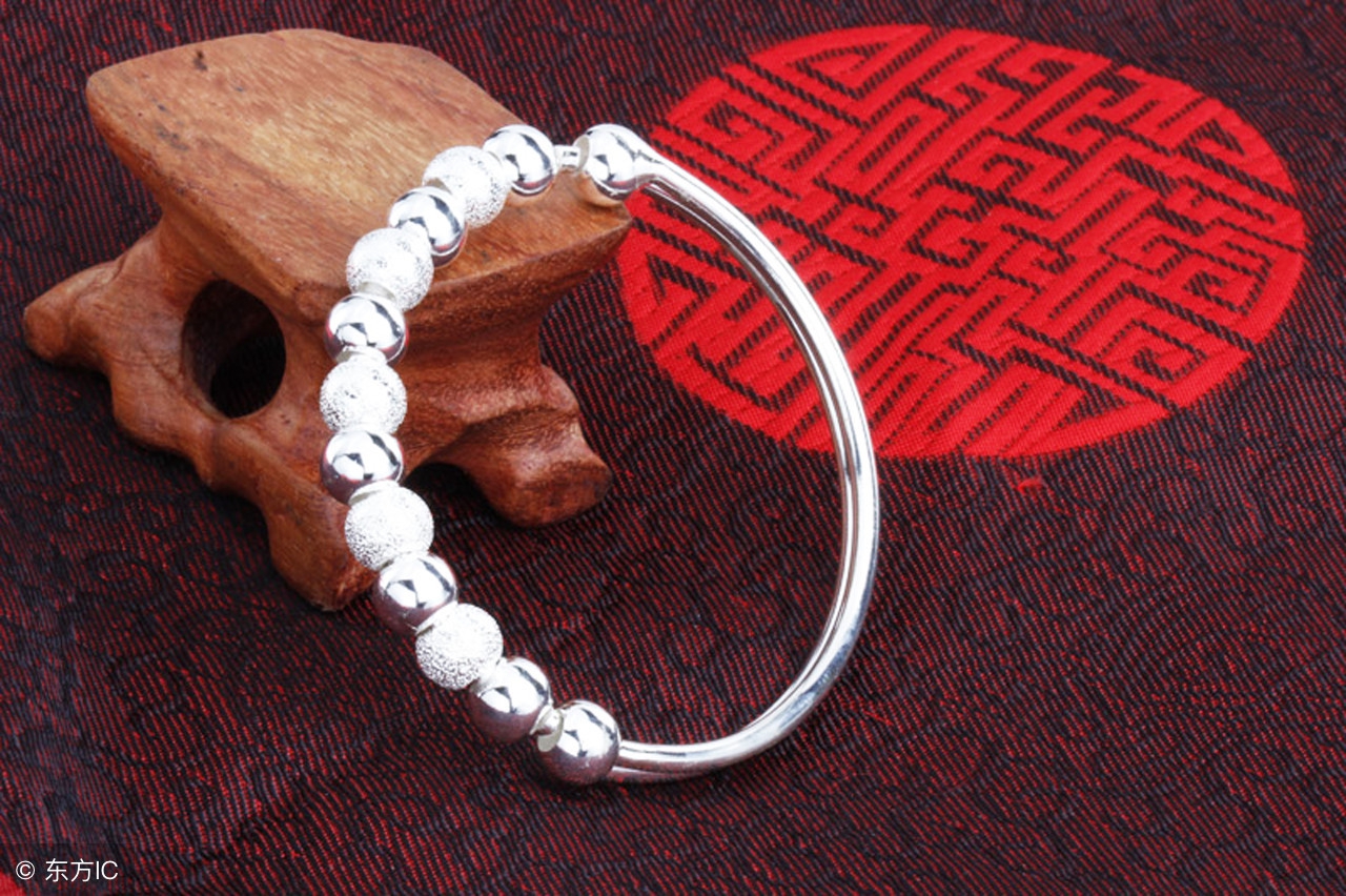 刚买的纯银饰品变黑了,新买的银首饰是黄色的怎么回事