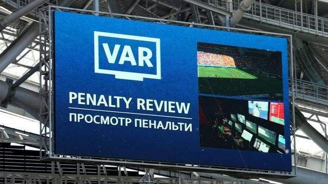 足球主教练被罚到台上,足球名帅主教练阻挡球被罚