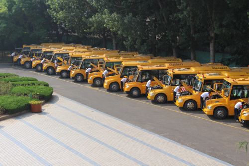 “哥德杯中国”在青举行温馨校车助力交通保障