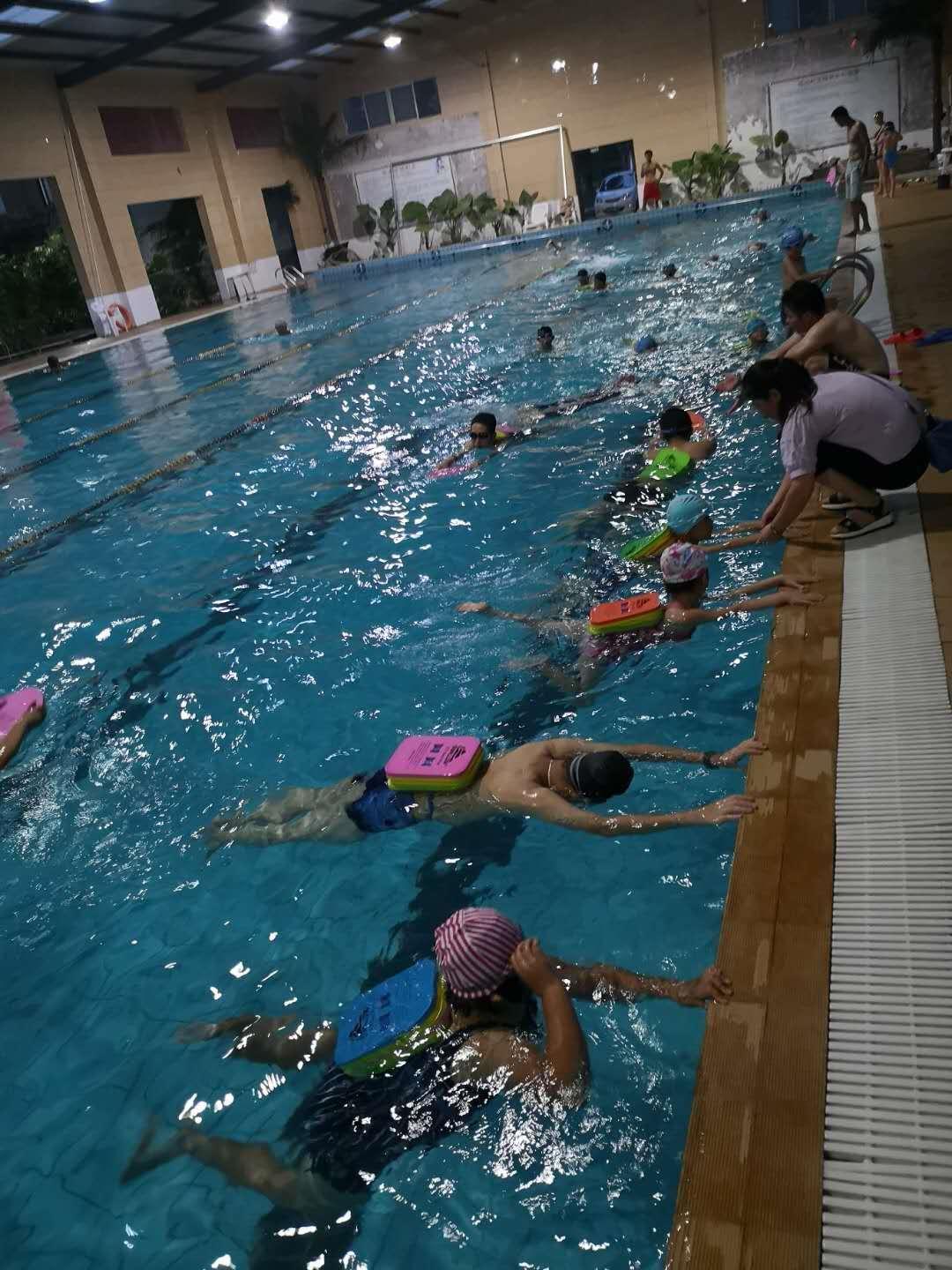 桑拿天游泳,游泳馆热度