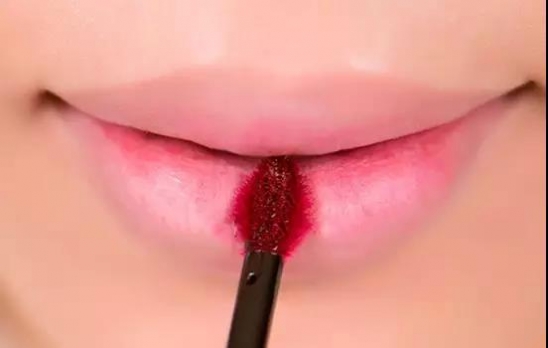 口红怎么涂好看三款超美唇妆画法,半唇妆口红怎么涂