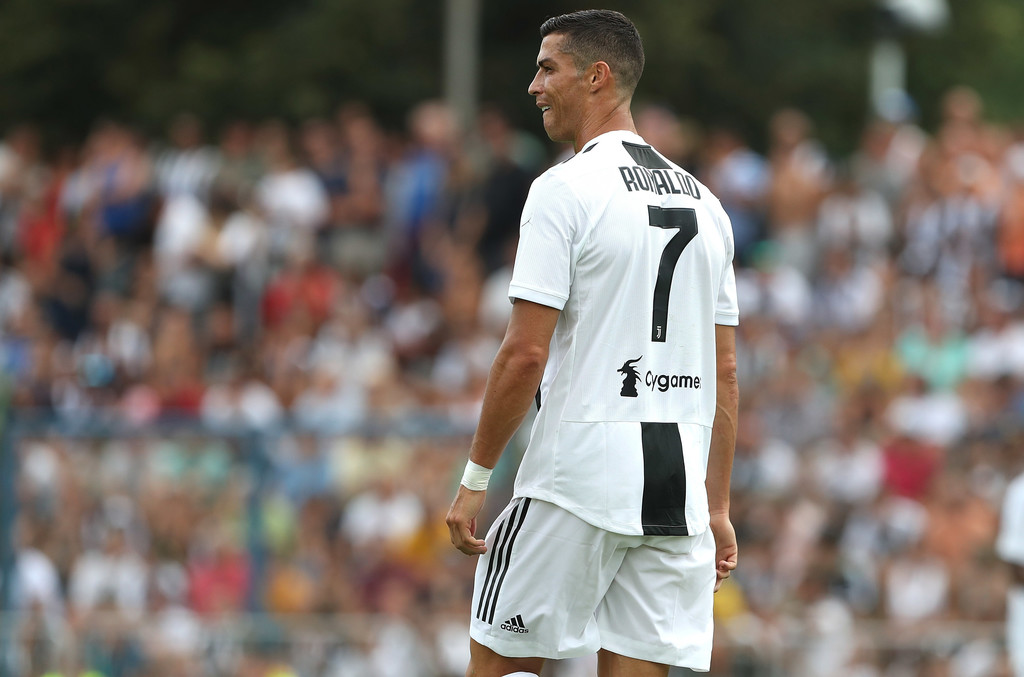 疯狂球迷向c罗要签名,疯狂球迷抱霍华德