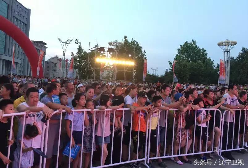 盛满欢乐，洒满真情，昨夜鸭绿江畔热情无眠！