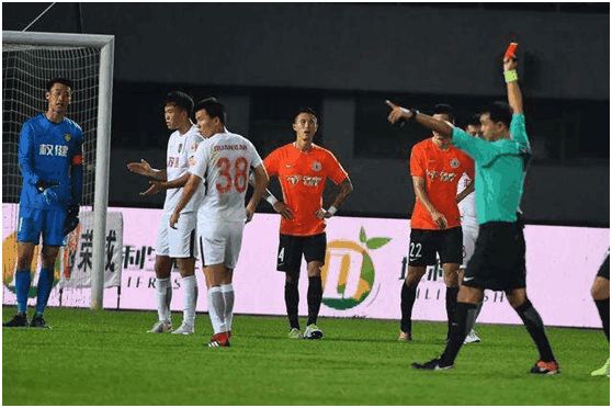 一时冲动！前国脚亲手毁掉一场胜利，这一动作难逃足协重罚