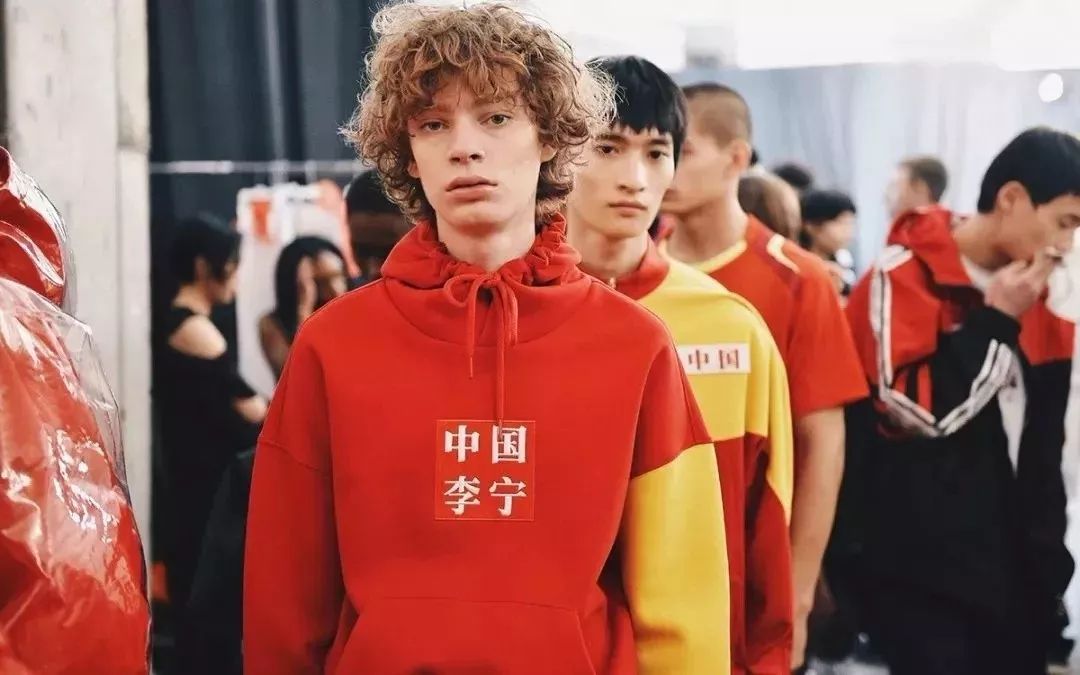 传牛仔品牌Lee将被出售；安踏卷入“抄袭”漩涡；木村拓哉15岁女儿成宝格丽最年轻品牌大使