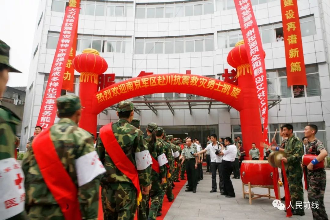 汶川抗震救灾真实影像,十年前汶川地震15名勇士跳伞