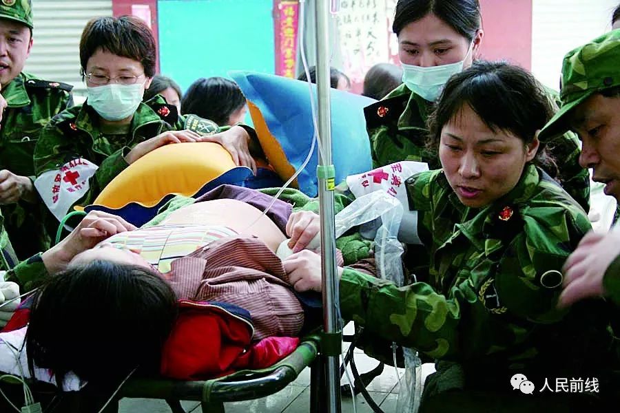 汶川抗震救灾真实影像,十年前汶川地震15名勇士跳伞