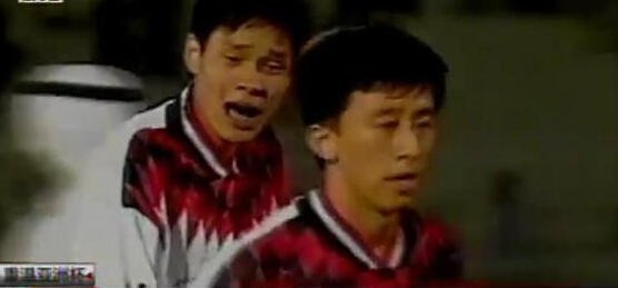 范志毅怒打球迷是哪年,范志毅球场发脾气集锦