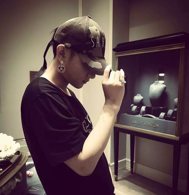 黄子韬送自己的百万钻戒,黄子韬戒指视频