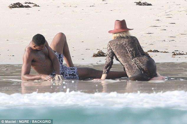 科勒卡戴珊汤普森一起健身,科勒卡戴珊与汤普森亲吻