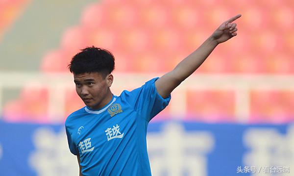 U23小将将亡友照片印护腿板亚运破门后举起悼念