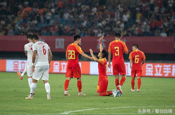 U23小将将亡友照片印护腿板亚运破门后举起悼念