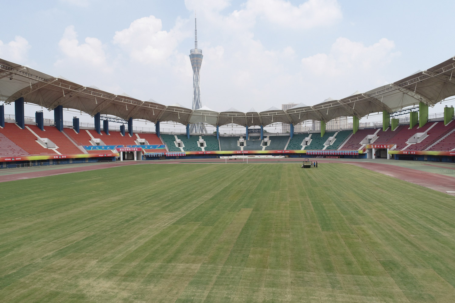 河南建业是不是换了草皮,河南建业草皮铺设