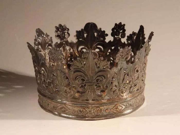 别低头王冠会掉下来,别低头王冠会掉到下一句