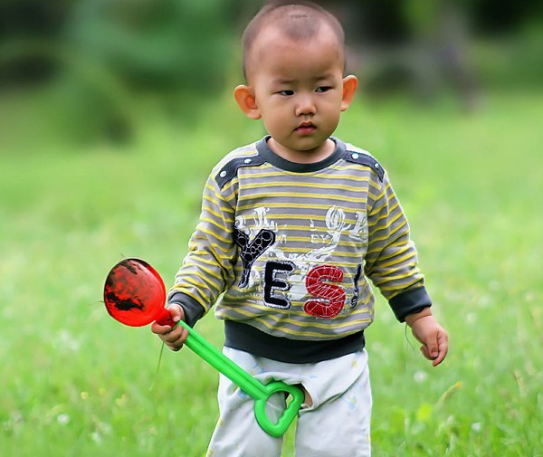 夏天别给宝宝穿这种鞋子,夏天应不应该给宝宝穿衣服