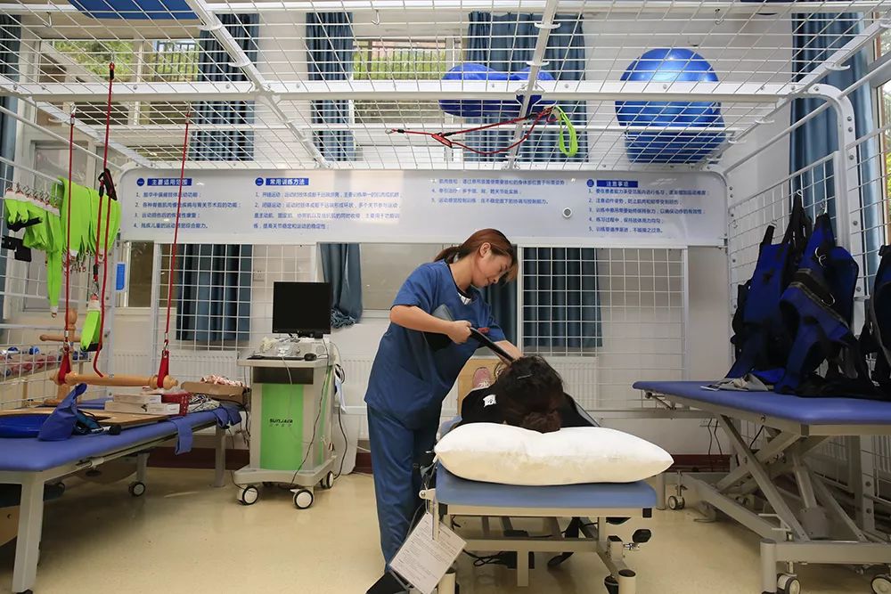 智能卫生护理机器人,自动化清洁厕所的机器人