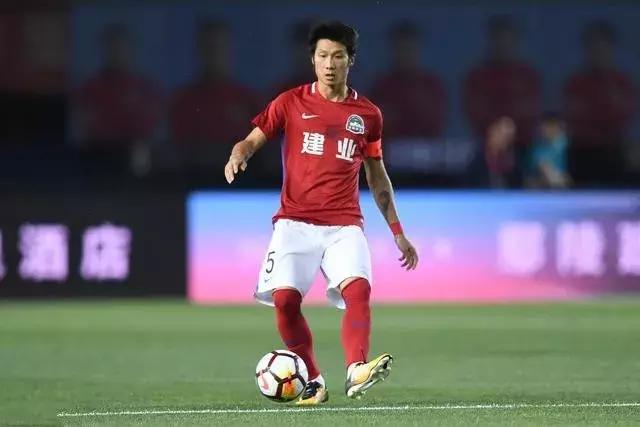 广州恒大5:0河南建业,恒大球迷*攻围**建业队长:你素质太差了!