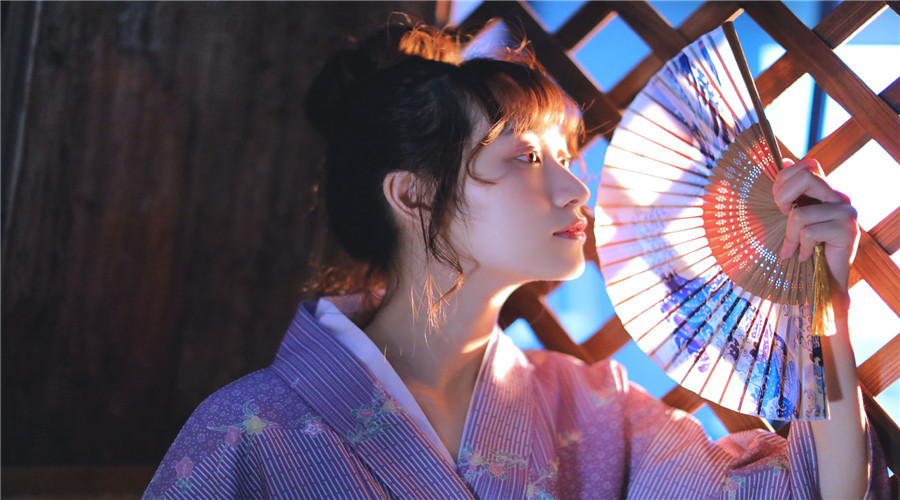 紧紧的握着双拳,在嫉妒的同时,她快速的脱下……