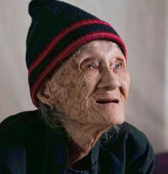 毒打、强奸、*虐性**……他把一个女人的真实故事画成漫画,看到第几张你哭了?