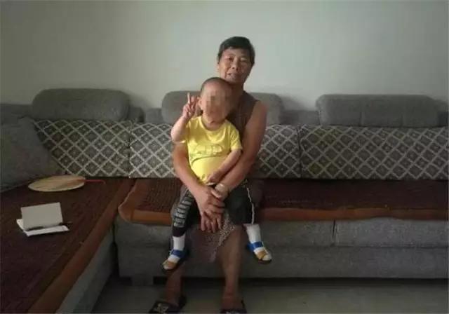 48岁儿子体重24斤，72岁老母亲：不敢死，怕没人照顾他
