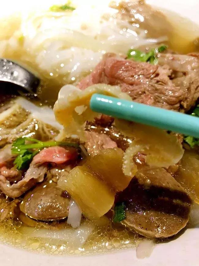 蔡澜开店：2.5小时排队换不来一生难忘的牛肉粉