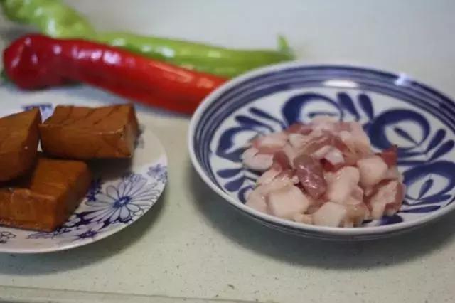 豆瓣酱炒香干的家常做法,芹菜炒香干放不放豆瓣酱