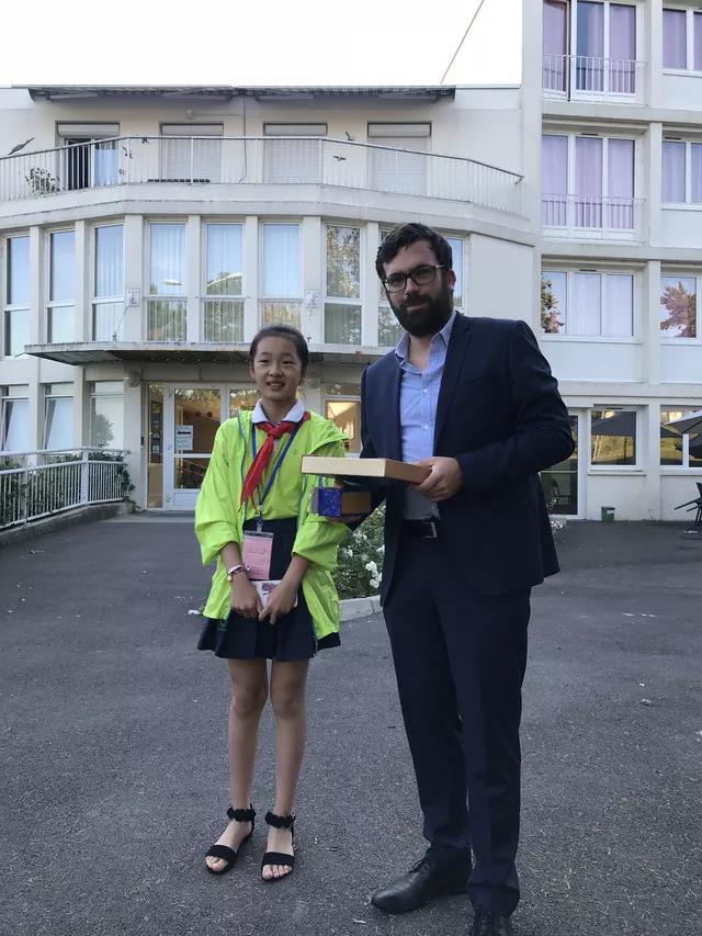 红遍整个欧坦市的草小西区学子，了解一下