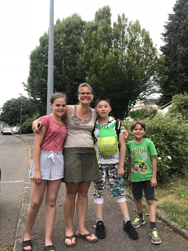 红遍整个欧坦市的草小西区学子，了解一下