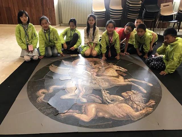 红遍整个欧坦市的草小西区学子，了解一下