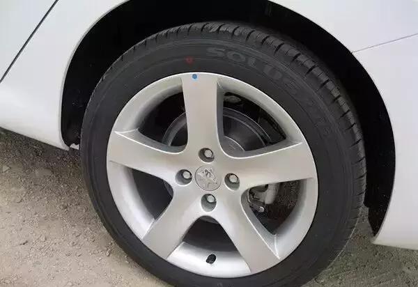 轮胎上的小细节图解,轮胎上有小点点是什么