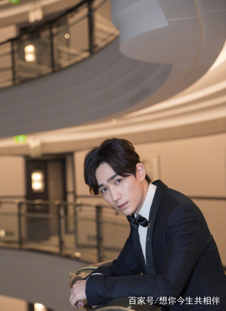 朱一龙对她说:咱俩一起过节吧!然后粉丝们的反应太火爆了