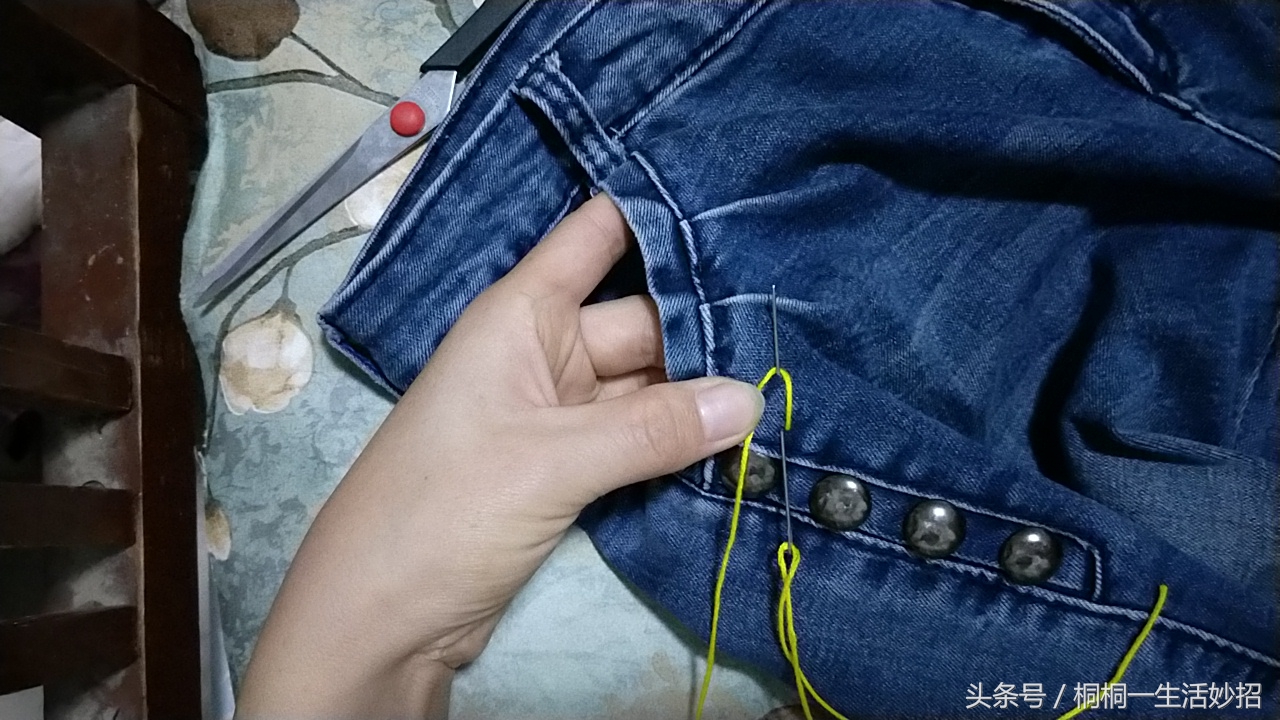 牛仔裤裤兜总往外翻是什么原因,裤兜外翻太尴尬教你一招搞定