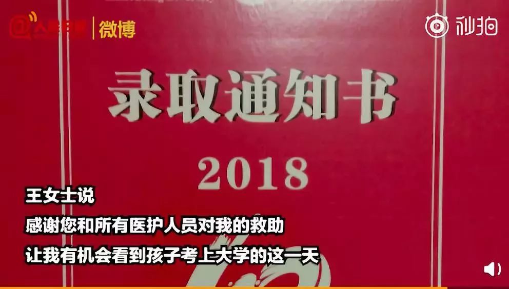 男子磕头下跪那一刻让人泪目,男生鞠躬跪下视频