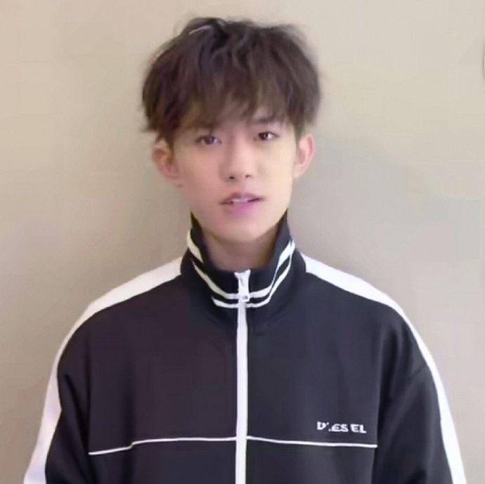 易烊千玺17岁生日会粉丝祝福,易烊千玺工作室准备生日惊喜