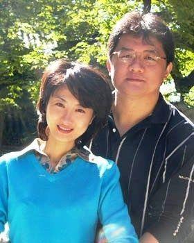 他曾是央视当红的一名主持人,他曾是央视主持人