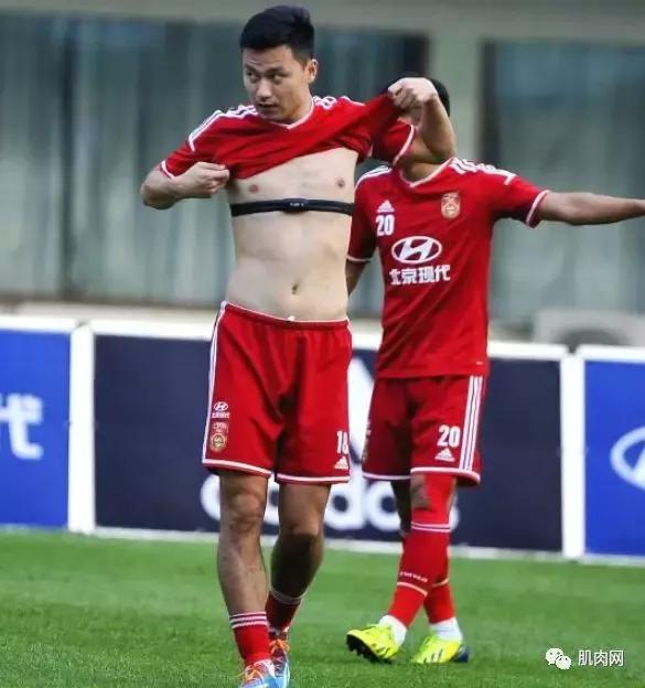 当男足脱掉衣服，确实不忍直视了！年薪1亿，白斩鸡身材！