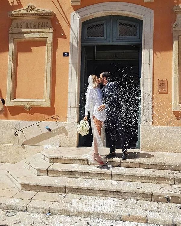 时髦办｜这位法国造型师穿衬衫结婚了，让我想起了赫本的头巾