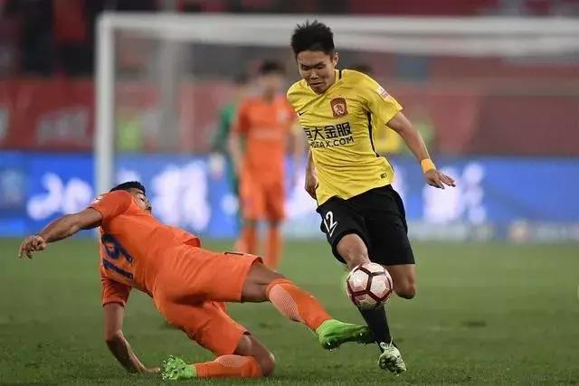 王上源踢中卫完整视频,王上源对球迷说什么呢