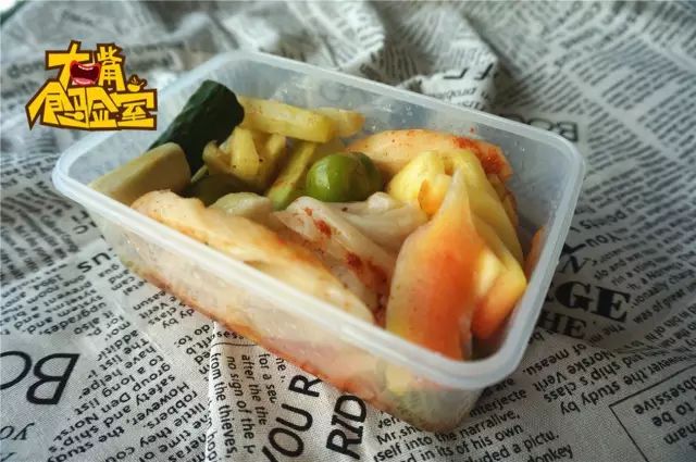 广西酸嘢被外地人吐槽黑暗料理,四川人第一次南宁吃酸嘢