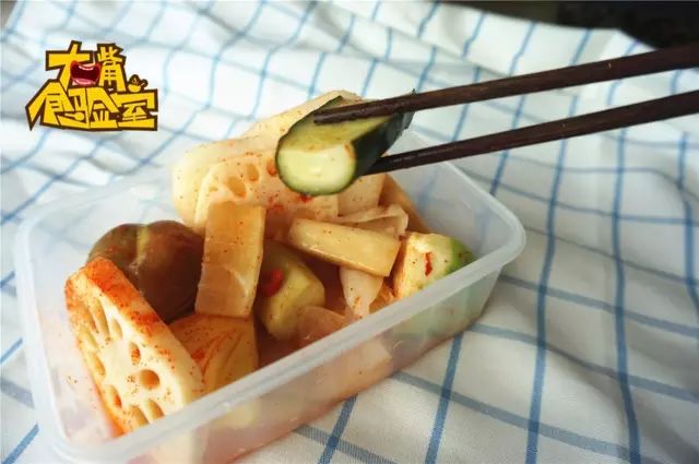 广西酸嘢被外地人吐槽黑暗料理,四川人第一次南宁吃酸嘢